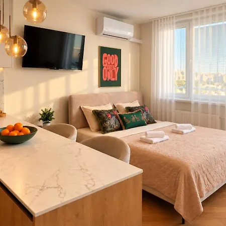 Modern With Balcony & Free Parking Apartment *