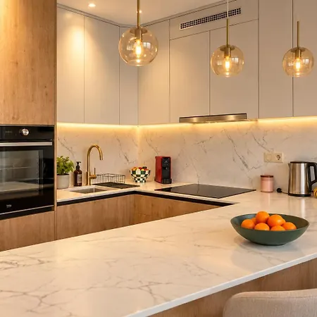 Modern With Balcony & Free Parking Apartment Pressburg