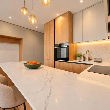 Modern With Balcony & Free Parking Apartment *